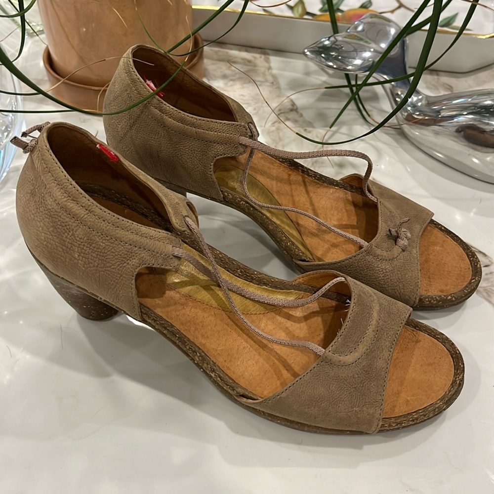 VGUC Camper buckskin leather rubber peep toe 2.5” heel with elastic arch straps